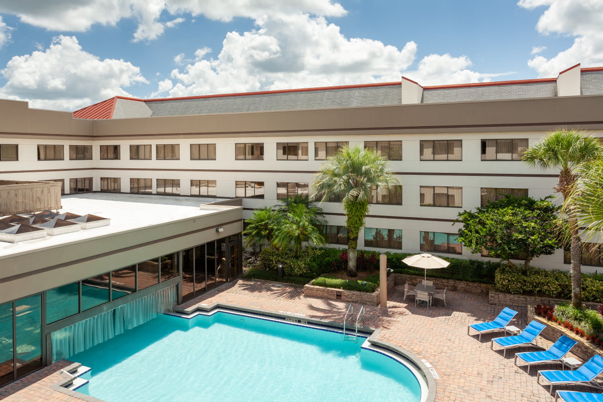 SHE_MCOOR_Guestroom_No_Balcony_Pool_View